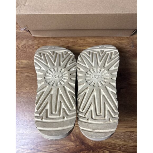 UGG Womens Goldenstar Clogs | Sand | 1138252-SAN | Size 8 | Used - Picture 9 of 11